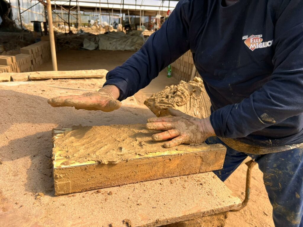 Fornace F.lli Migliore, lavorazione artigianale e industriale di coppi, mattoni e pavimenti. Il vero coppo siciliano. Produzione di laterizi.